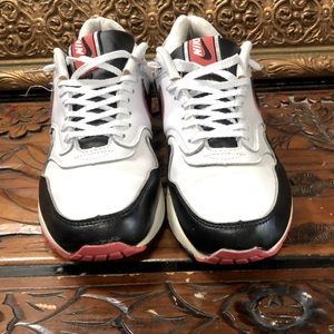 Nike Air Max 1, White & Black sz. 9.5